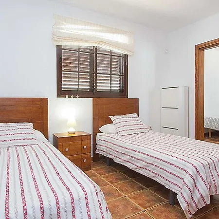 Playa Honda Sleeps 6 Air Con Wifi Villa